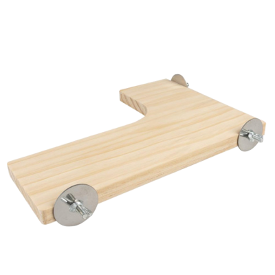 Prateleira em madeira clara com suportes metálicos prateados