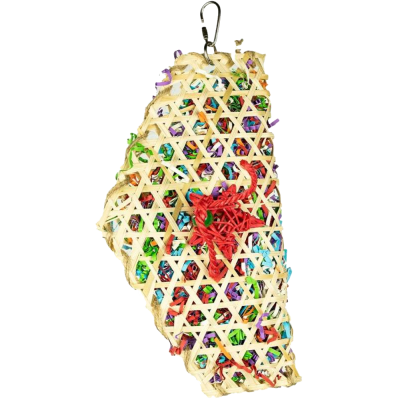 Brinquedo colorido para pássaros com madeira natural e fios entrelaçados