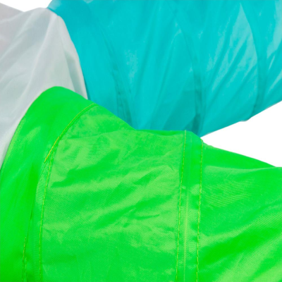 tecido sintético verde e azul com costuras evidentes