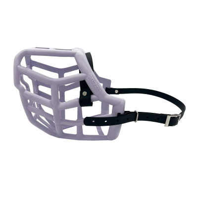 Máscara protetora lilás com correias pretas e fivela metálica
