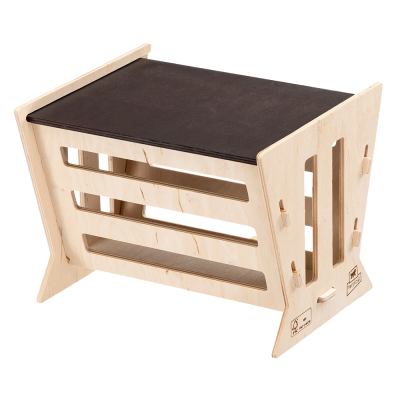 Banco de madeira clara com assento preto e laterais com recortes retangulares