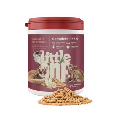 Recipiente vermelho com rótulo de comida para Sugar Gliders e pellets à frente