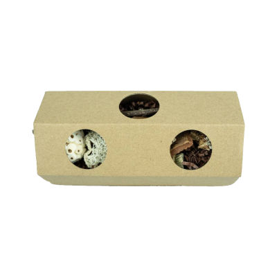 Caixa de cartão reciclado com especiarias secas visíveis por janelas redondas