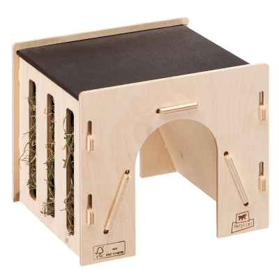 Abrigo de madeira clara para pequenos animais com topo preto e feno nas laterais