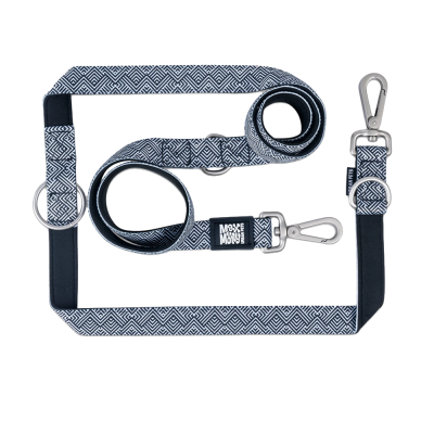 Conjunto de trela e peitoral com padrão geométrico azul e branco e fechos metálicos