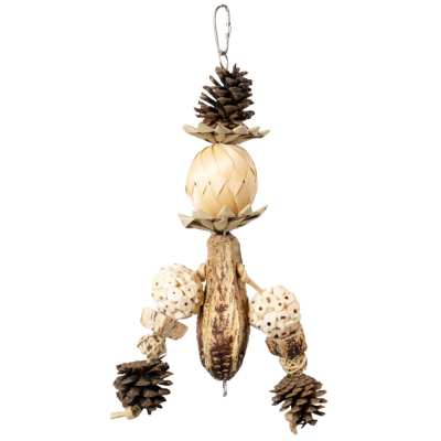 Enfeite pendurado com elementos naturais como pinhas e madeira