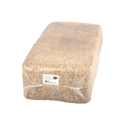 Bloco retangular de palha seca embalada em plástico transparente com etiqueta