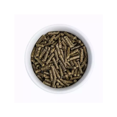 Pellets castanhos escuros em taça branca