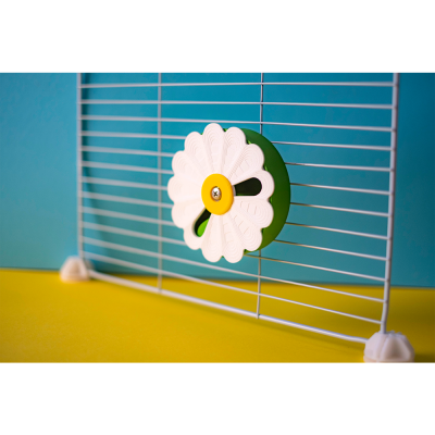 Roda de exercício para animais numa jaula de arame branca