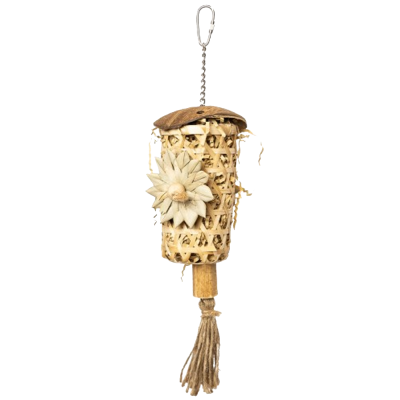 Lanterna decorativa pendente de madeira clara com flor branca e franjas