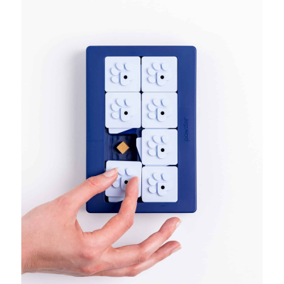 Jogo de tabuleiro azul e branco com peças quadradas e mão a mexer uma peça