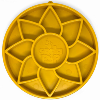 Pote de alimentação amarelo para animais com divisórias e texto Soda Pup no centro