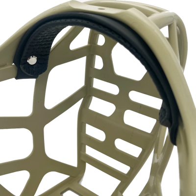 Cadeira de plástico bege com apoio de braço preto acolchoado