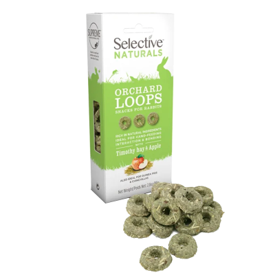 Pacote de snacks para coelhos e anéis verdes de comida à frente