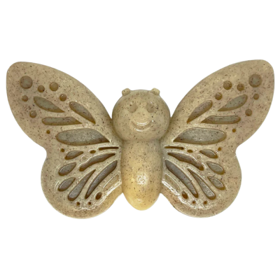 Escultura decorativa borboleta bege em cerâmica com detalhes em relevo