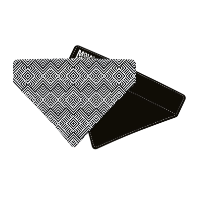 Bandana triangular com padrão geométrico preto e branco e fecho preto