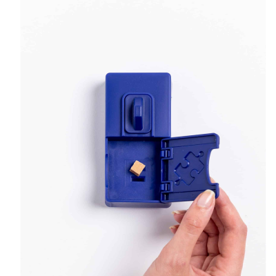 Dispositivo azul com compartimento aberto e cubo de madeira