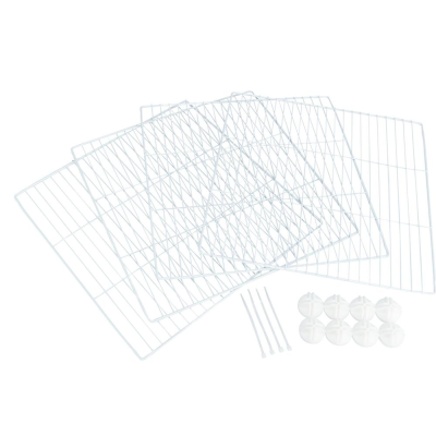 Conjunto de grelhas metálicas brancas com acessórios sobre fundo branco