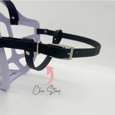Coleira preta ajustável com fivela metálica em estrutura lilás com texto Chin Strap