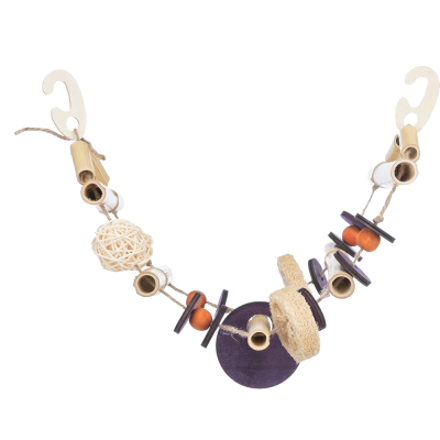 Colar artesanal com elementos naturais em madeira e fibras em tons castanho e bege