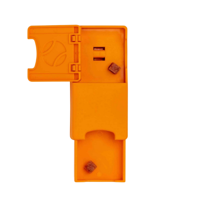 Dispositivo plástico laranja com tampa e dois cubos castanhos