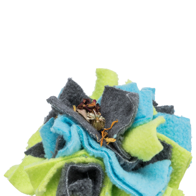 Flor decorativa colorida feita de feltro sobre fundo branco