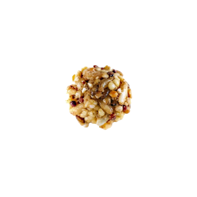 Bola de cereais com frutas secas e nozes sobre fundo preto