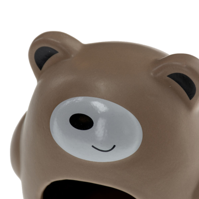 Casota em forma de urso castanho com focinho branco e detalhes pretos