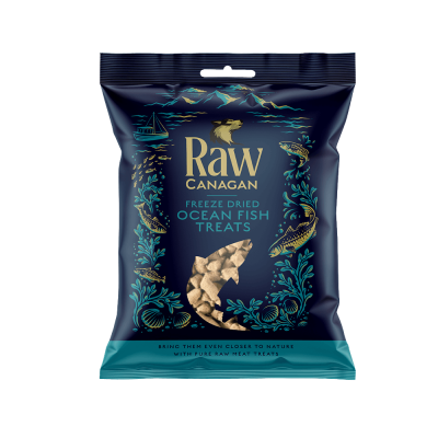 Embalagem azul de snacks para cães com desenhos de peixes e algas