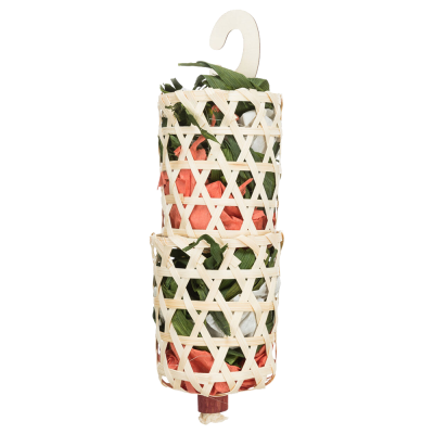 Organizador pendurado branco entrelaçado com gancho e detalhes em cor de salmão e verde