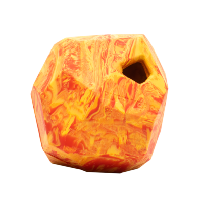 Objeto de plástico amarelo e vermelho com orifício pentagonal e textura marmorizada