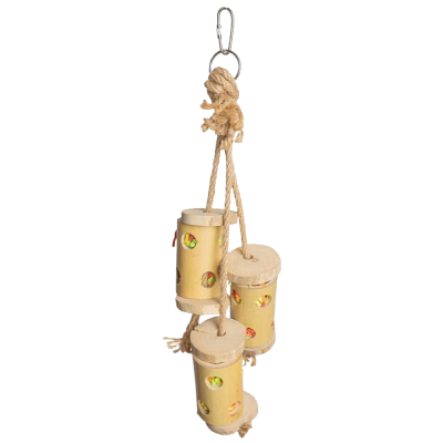 Lanternas amarelas penduradas com padrão de frutas e corda.