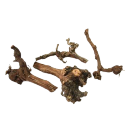 Pedaços de madeira seca castanha com texturas rugosas