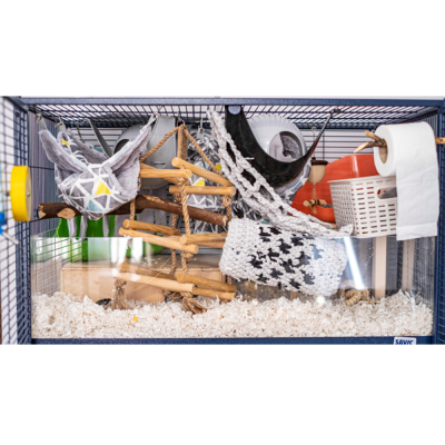 Gaiola para pequenos roedores com brinquedos de madeira e tecidos cinza, branco e preto