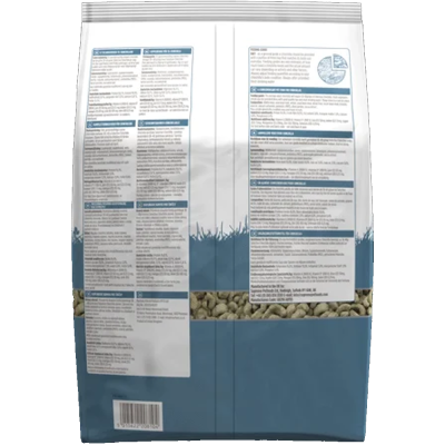 Saco azul e branco com alimento para animais e texto informativo na parte traseira