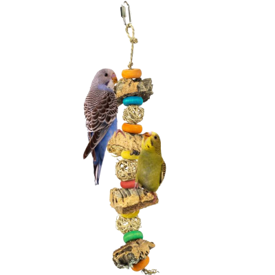 Brinquedo pendurado para aves com peças coloridas e bolas de palha, com dois pássaros pousados