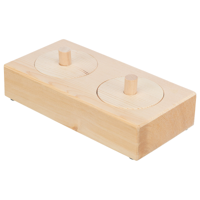 Caixa de madeira clara com duas tampas redondas e puxadores cilíndricos.