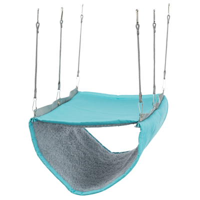 Cama suspensa azul claro com almofada cinzenta felpuda para animais