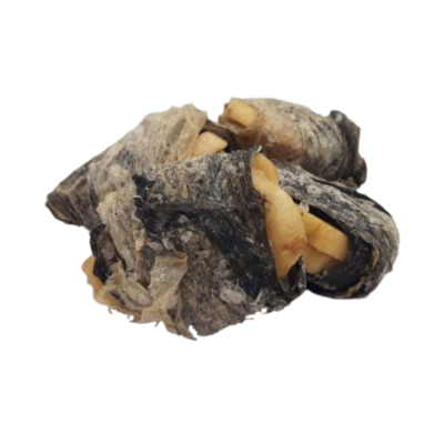 Três salgados enrolados em massa escura com recheio amarelo claro