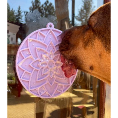 Cão a lamber brinquedo de silicone cor-de-rosa com padrão floral na janela