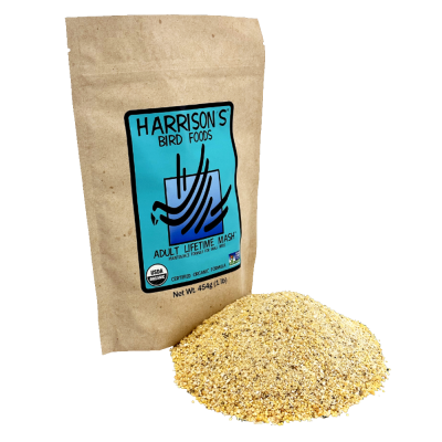 Saco de comida para pássaros com rótulo azul ao lado de montículo de comida amarela