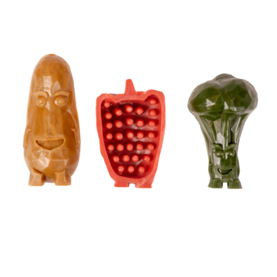 Três mordedores de silicone coloridos para bebé com rostos animados