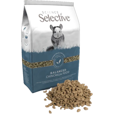 Pacote azul e branco de comida para chinchilas com pellets ao lado