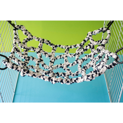 Rede trançada preto e branco pendurada em estrutura metálica branca