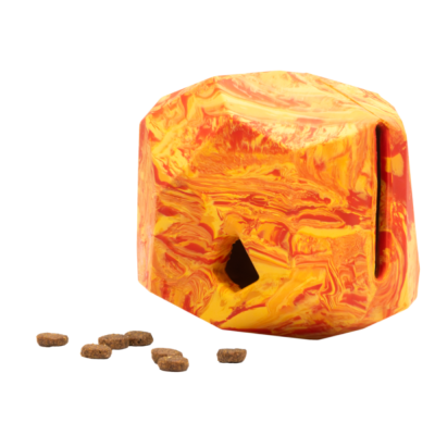 Dispensador de snacks para animais amarelo e vermelho com croquetes.