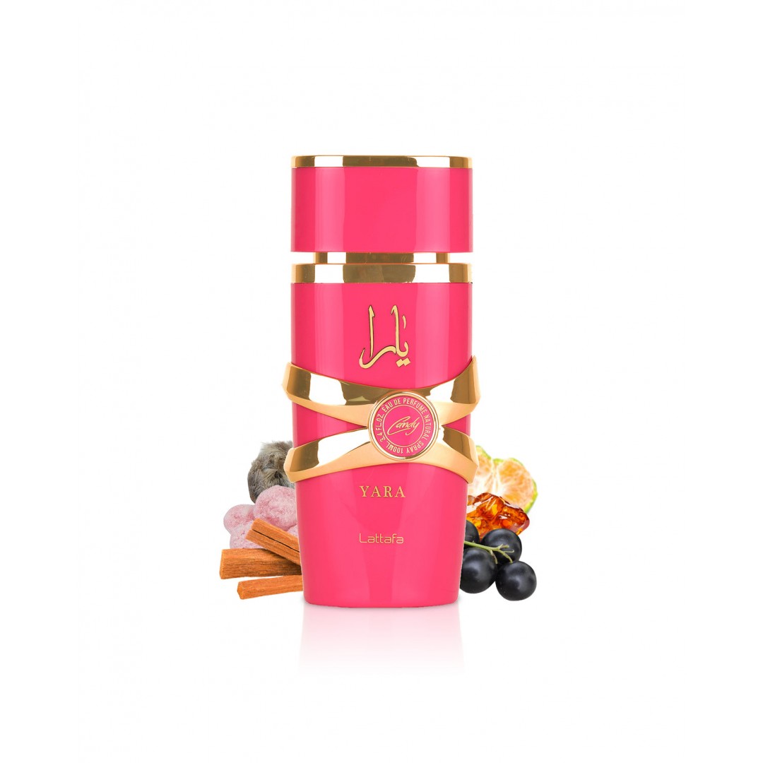 Yara Candy 100ml Frasco rosa de perfume com detalhes dourados e elementos naturais ao fundo