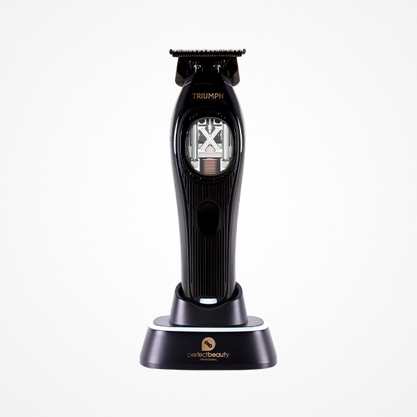 MÁQUINA DE CONTORNOS PROFISSIONAL ESPECIAL TRIUMPH Aparelho de barbear elétrico preto TRIUMP numa base de carregamento preta perfectbeauty PROFESSIONAL