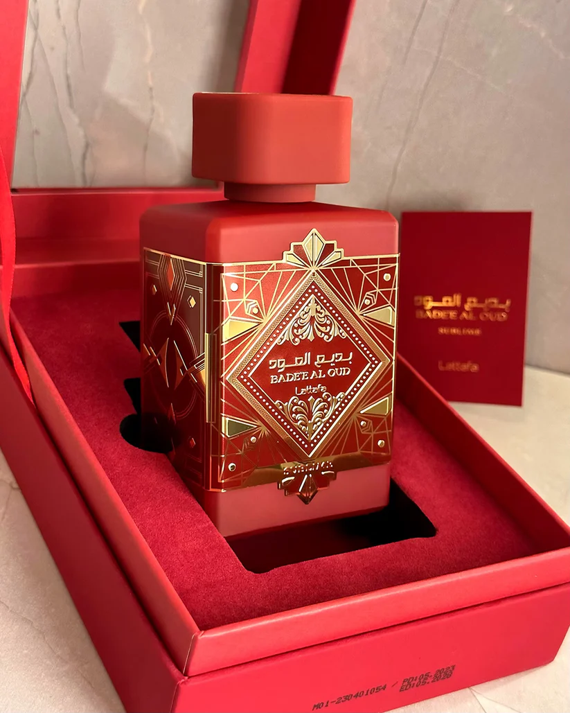Lattafa Bade'e al Oud Sublime100ml (Original) Frasco vermelho de perfume em caixa aveludada vermelha com rótulo dourado e cartão com texto em dourado