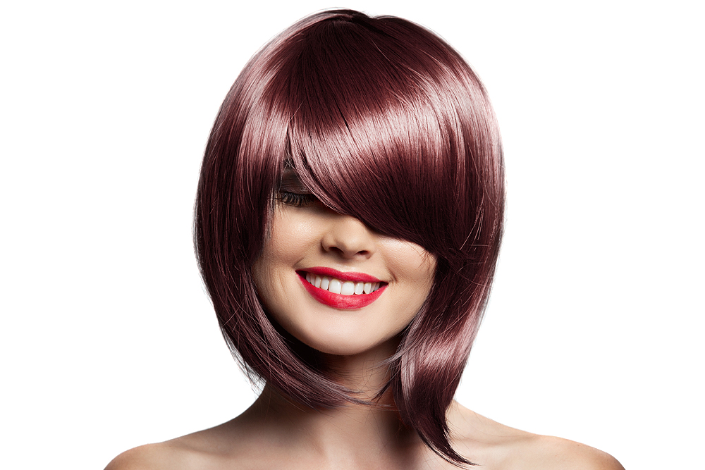 Kaycolor - Coloração 4.2 Castanho Irisado 100ml Mulher com peruca castanha avermelhada e cabelo curto com corte assimétrico.