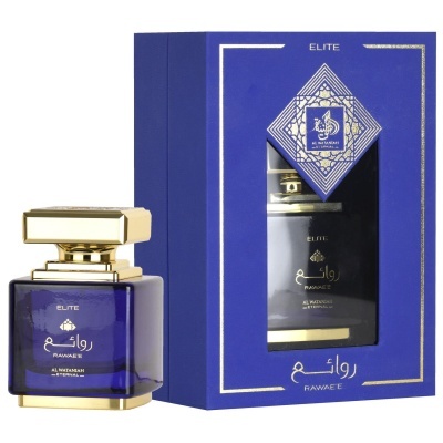 Frasco de perfume azul escuro com tampa dourada ao lado de caixa azul com janela transparente e escrita dourada.